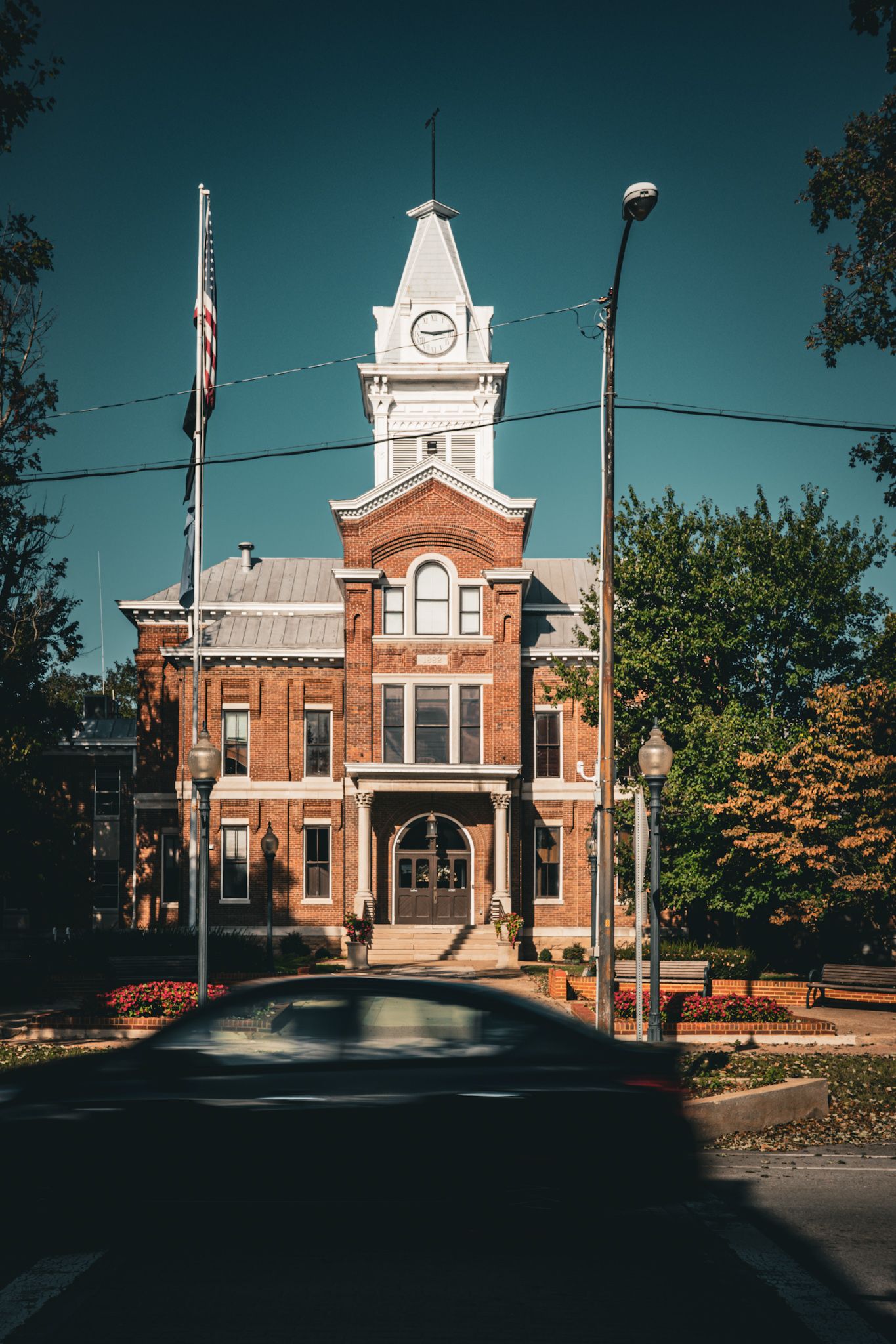 A Kentucky county courthouse at dusk